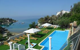 Macadams Apartments And Restaurant
